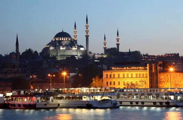 Новая мечеть (Yeni Camii) в Стамбуле, Турция — стоковое фото