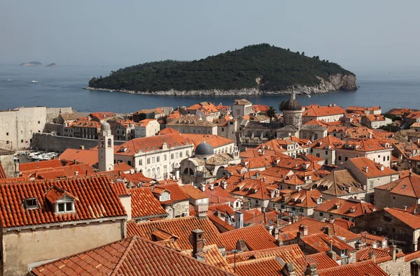 Sobre los tejados de la ciudad medieval de Dubrovnik en Croacia — Foto de Stock
