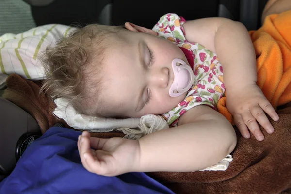Linda niña durmiendo —  Fotos de Stock