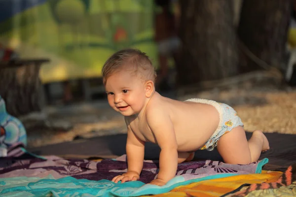 Bébé fille heureuse jouant sur la plage — Photo