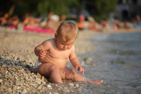 Niña jugando con guijarros en la playa del Adriático en Croacia —  Fotos de Stock
