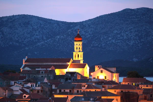 Chorvatské město betina za soumraku — Stock fotografie