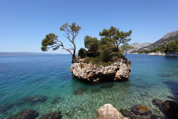 在 brela，克罗地亚的岩石小岛 — 图库照片