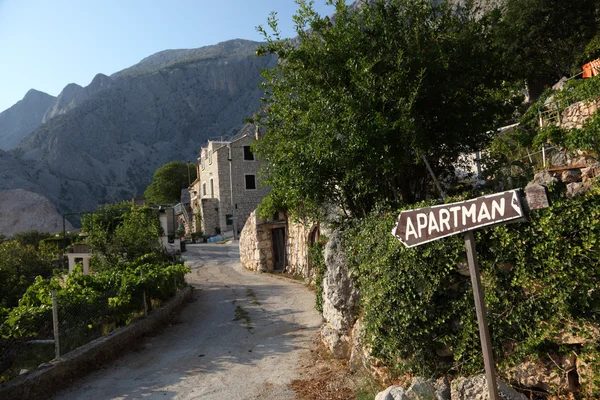 Wohnungen zur Miete in einem Dorf in der Nähe der Adriaküste, Kroatien — Stockfoto