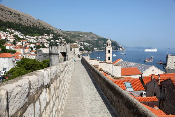 Alte befestigte Stadtmauer von Dubrovnik, Kroatien — Stockfoto