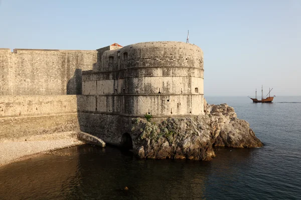 Befestigte alte Stadtmauer von Dubrovnik, Kroatien — Stockfoto