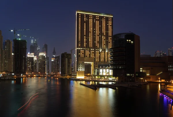 Dubai Yat Limanı geceleri. Dubai, Birleşik Arap Emirlikleri — Stok fotoğraf