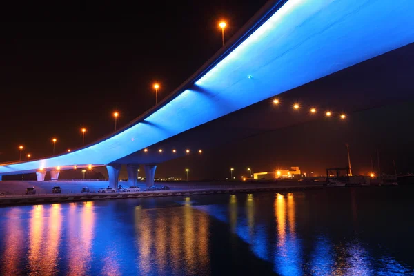 Мост в Дубай Марина освещается ночью — стоковое фото
