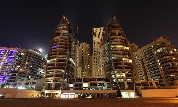 Scena nocy w dzielnicy dubai marina, Zjednoczone Emiraty Arabskie — Zdjęcie stockowe