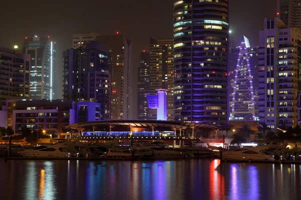 Dubai marina verlicht 's nachts, Verenigde Arabische Emiraten — Stockfoto