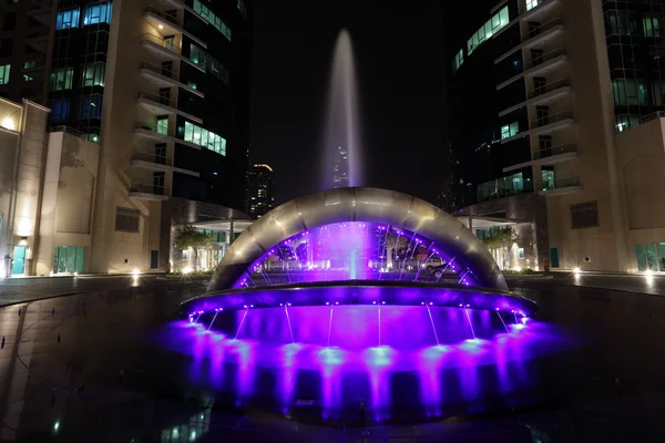 Фонтан в Дубай Марина ночью — стоковое фото