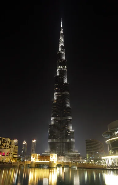 Burj Khalifa à noite. Dubai Emirados Árabes Unidos — Fotografia de Stock