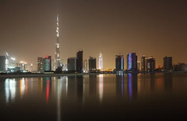 夜は、アラブ首長国連邦ドバイのスカイライン — ストック写真