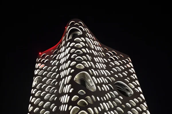 Moderní highrise budovy v noci osvětlené — Stock fotografie