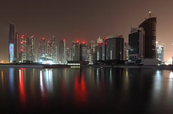 Skyline van dubai's nachts, Verenigde Arabische Emiraten — Stockfoto