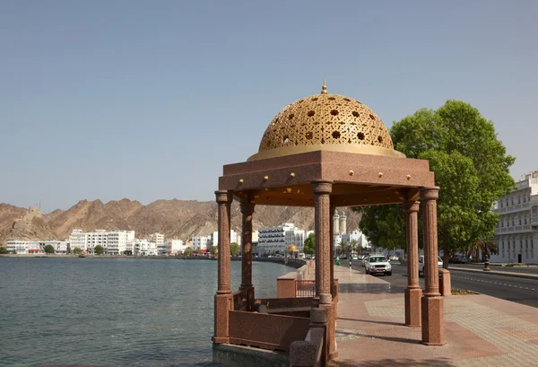 Padiglione con cupola d'oro alla Corniche di Muttrah, Sultanato dell'Oman — Foto Stock