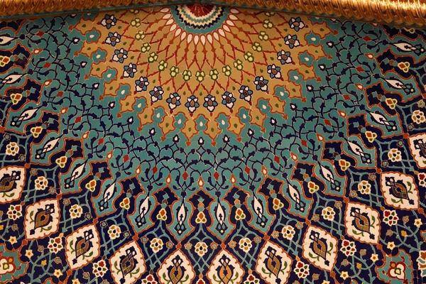Красиві мозаїка всередині Султан Qaboos мечеть в Об'єднані Арабські Емірати — стокове фото