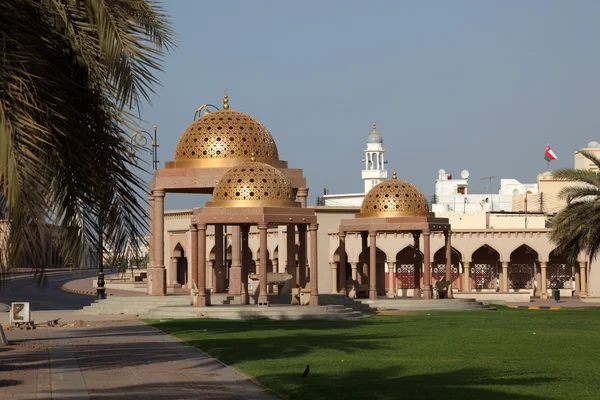 Pavilony mit zlatá kopule v muttrah, sultanát Omán — Stock fotografie