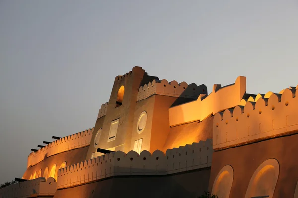Opevněná brána do muttrah v noci. Maskat, sultanát Omán — Stock fotografie