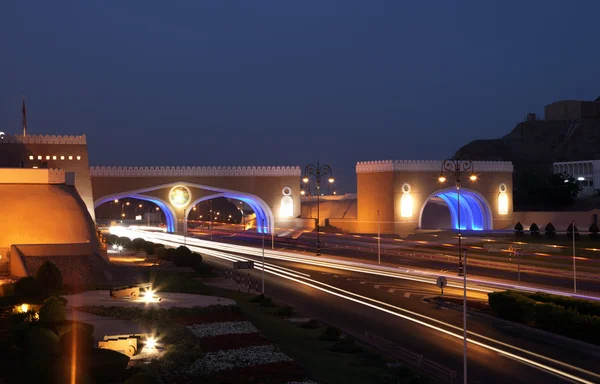 Poort naar muttrah, verlicht 's nachts. Muscat, Sultanaat van oman — Stockfoto