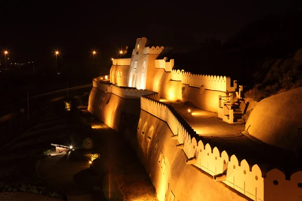 Porte fortifiée vers Muttrah la nuit. Muscat, Sultanat d'Oman — Photo