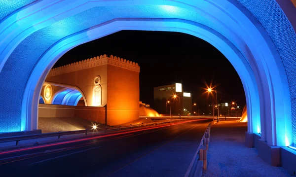 Poort naar muttrah, verlicht 's nachts. Muscat, Sultanaat van oman — Stockfoto