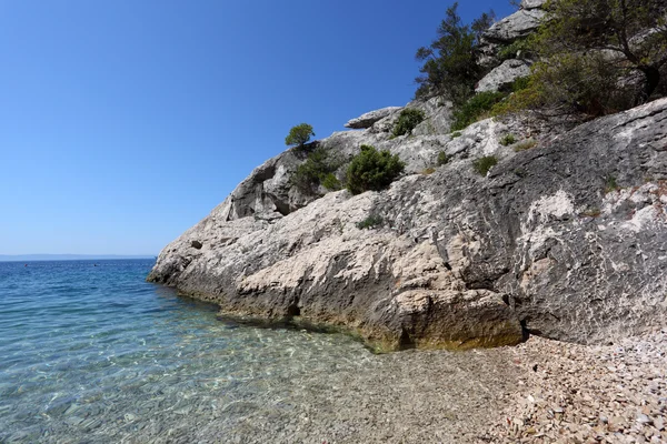 Rock i krystalicznie czystej wody na wybrzeżu Adriatyku w Chorwacji — Zdjęcie stockowe