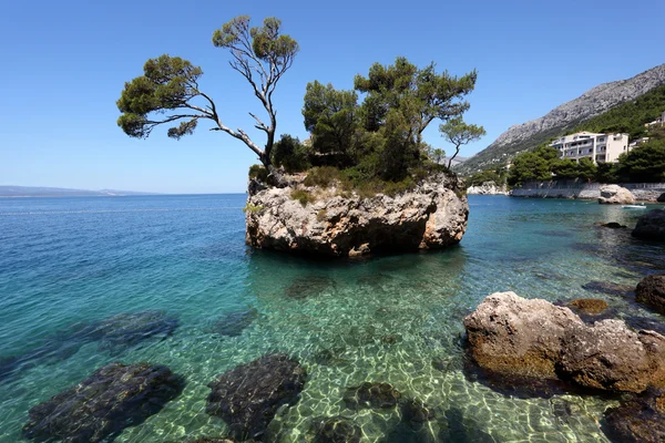 Ilha de rochas em Brela, costa do Adriático da Croácia — Fotografia de Stock
