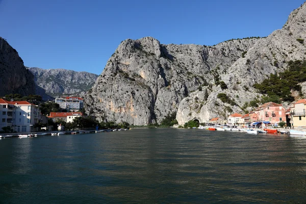 Floden cetina i kroatiska staden omis — Stockfoto