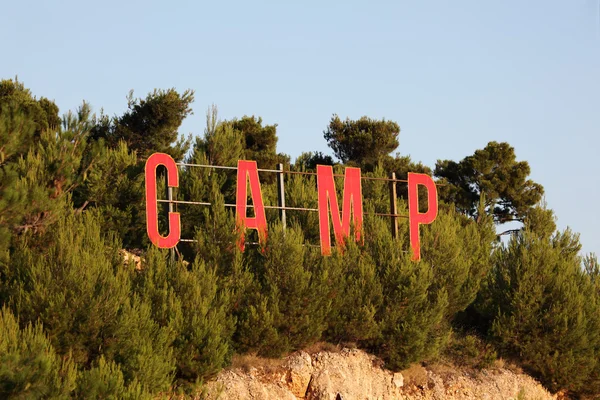 Sinal de acampamento na floresta — Fotografia de Stock
