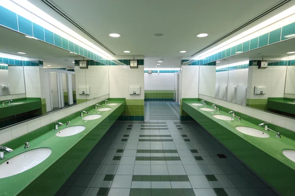 Интерьер современного общественного туалета — стоковое фото