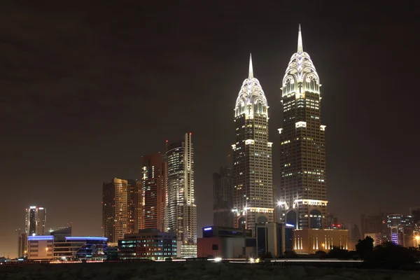 Dubai media city's nachts — Stockfoto
