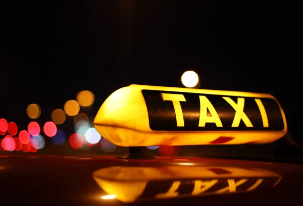 밤에 택시 표지판 — 스톡 사진