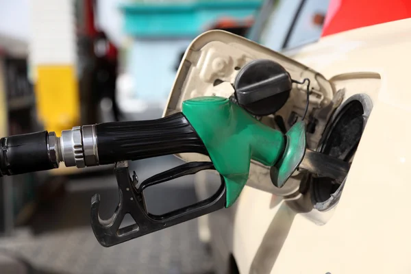 Egy autó benzinkútnál tankolás — Stock Fotó