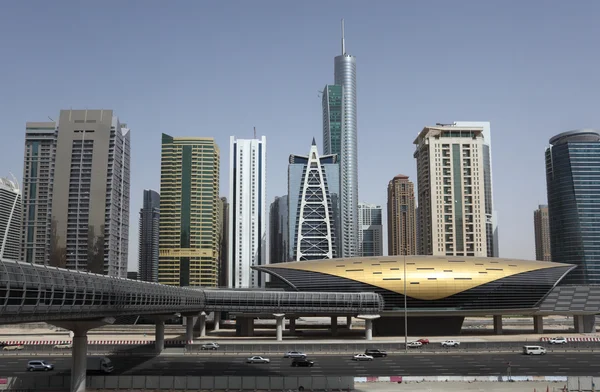 Des gratte-ciel sur la route Sheikh Zayed à Dubaï — Photo
