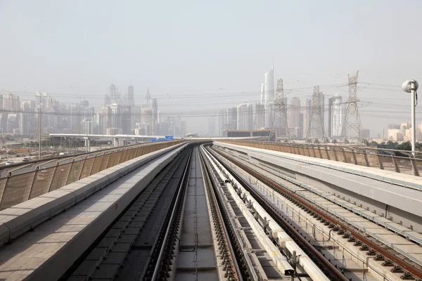 Pistas de metro en Dubai, Emiratos Árabes Unidos — Foto de Stock