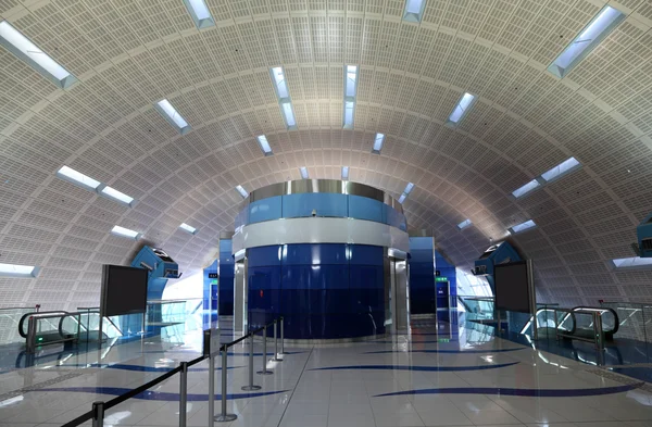 迪拜的一个地铁站的内部 — 图库照片