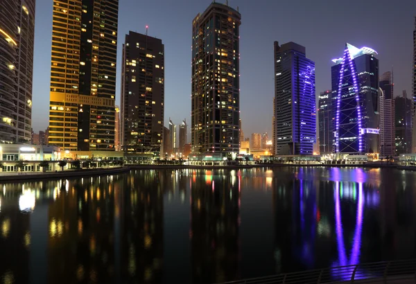 Der Jumeirah-See erhebt sich in der Nacht. dubai — Stockfoto