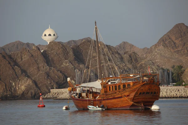 Old wooden ship in the harbor of Muscat — Stock Photo, Image