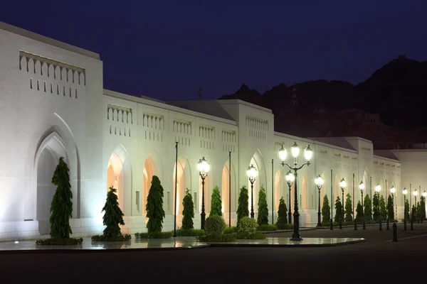 Kungens palats på natten. Muscat — Stockfoto