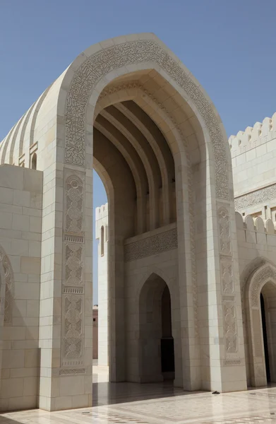 Sultan qaboos grand mosque w muscat, oman — Zdjęcie stockowe