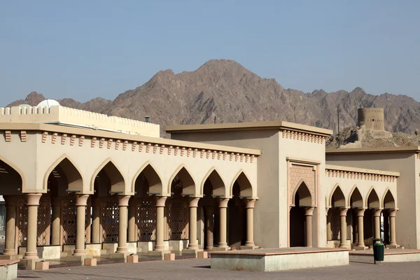 Colonnade in Muttrah, the old town of Muscat — Stock Photo, Image