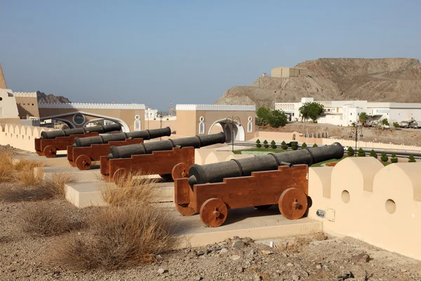 Canons à la porte fortifiée de Muttrah — Photo