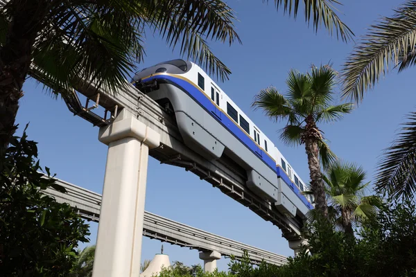 Palm jumeirah monorail trein in dubai — Stockfoto