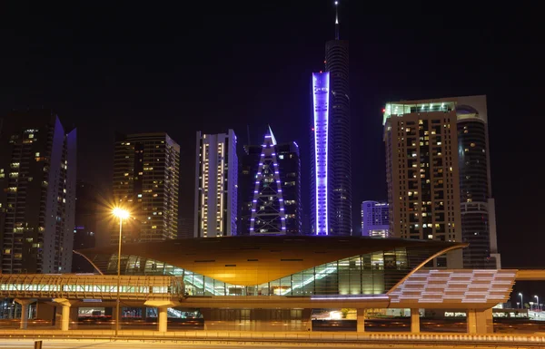 U-Bahn-Station in der Nacht, Dubai — Stockfoto