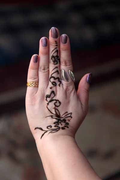 Hand onlangs geschilderd met henna — Stockfoto
