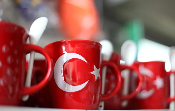 Hrníčky suvenýrní s turecká vlajka — Stock fotografie