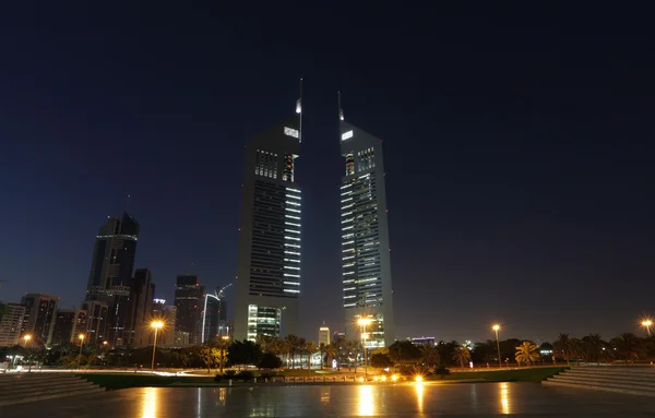 De torens van de Emiraten 's nachts, dubai — Stockfoto