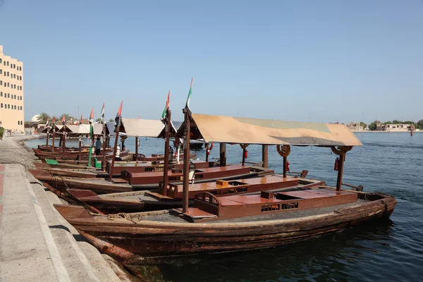 Ferries tradicionales de Abra en el arroyo en Dubai — Foto de Stock