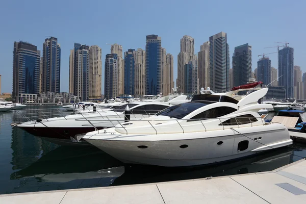 Jachty v dubajském přístavu — Stock fotografie